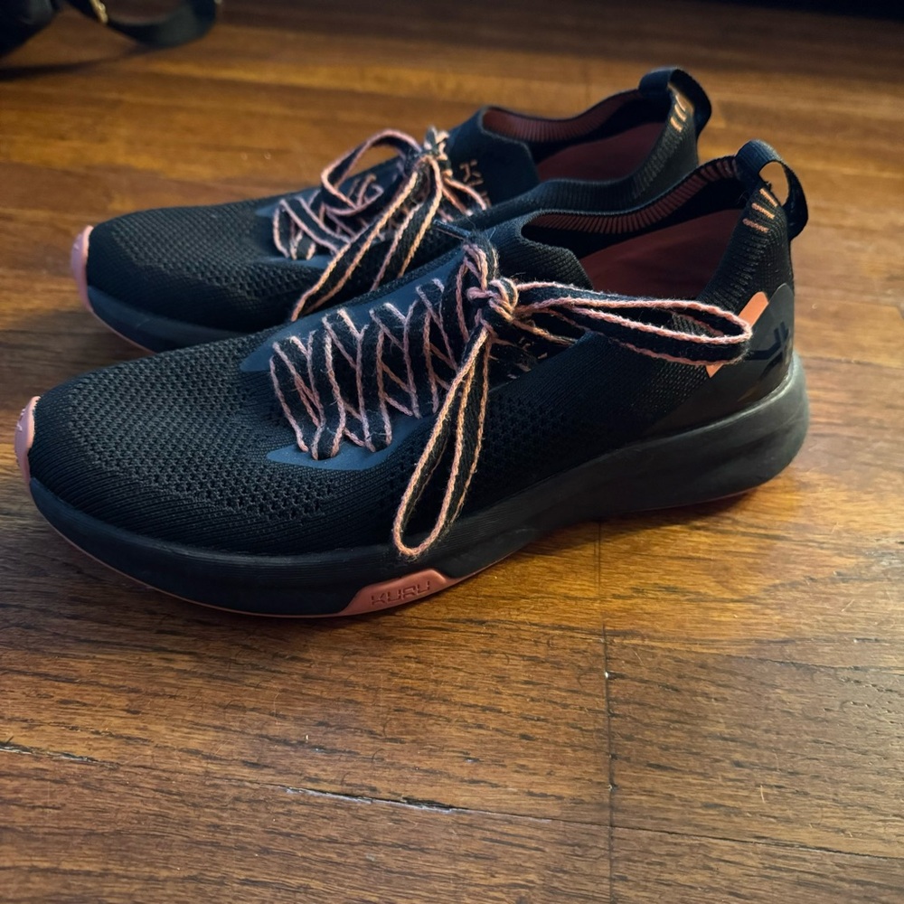 KURU Flux Tennis Shoes black and coral color Size 7.5 med width GUC